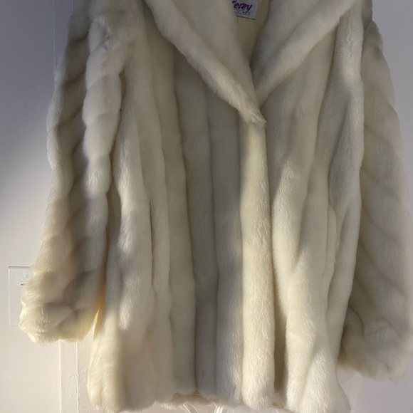 Monterey Fashions White Faux Fur. Vintage piece. - Picture 14 of 15